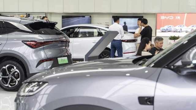 Акции BYD упали после первого ежемесячного падения продаж за год