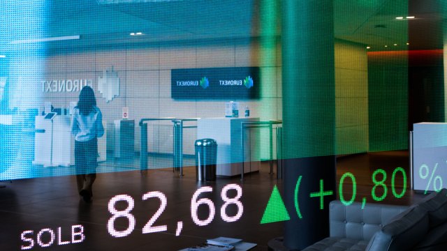 Европейские биржи не смогли сохранить сильные роста с пятницы