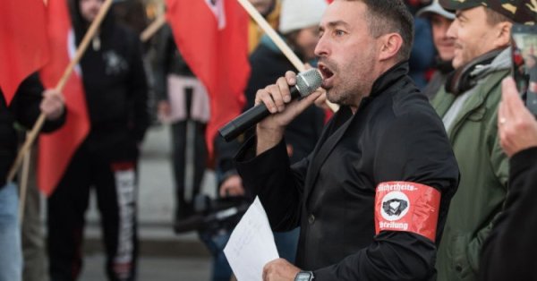 Нео -Нази, ненавидящие ЛГБТ -людей уже находятся в женской тюрьме после изменения пола