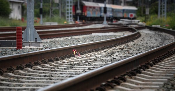 Спасла женщину, застрявшую в перекрестных секундах до поезда, чтобы подметать ее