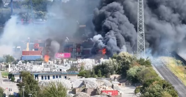 Сотни пожарных погашают большой пожар в гавани в Гамбурге