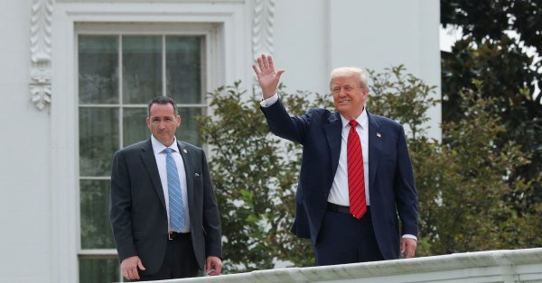 Необычная прогулка: Дональд Трамп поднялся на крышу видео Белого дома