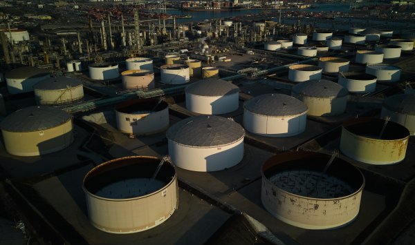 Нефть сохраняет рост после наибольшего спада в запасах США за два месяца