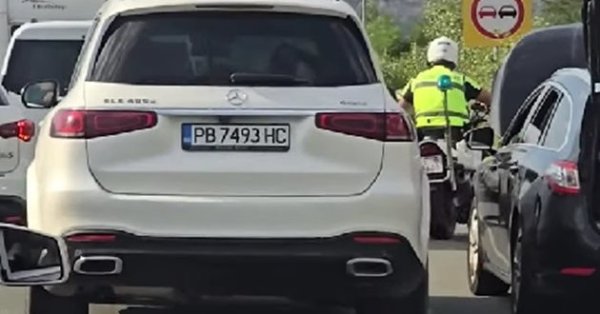 Роскошный автомобиль в сопровождении полиции на автомагистрали Struma, транспортируемый раненых в аварии
