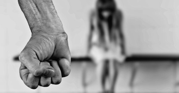 Все начинается в семье: родители ведут себя агрессивно перед детьми