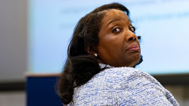 Лиза Кук предъявляет иск Трампу из -за его попытки удалить ее из Федеральной резервной системы