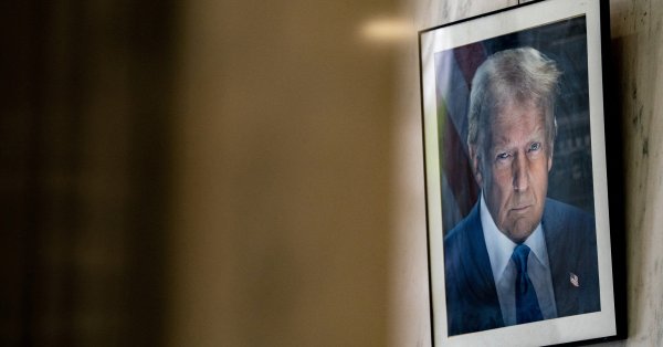 Трамп переместил портреты Обамы и Буша в скрытую лестницу