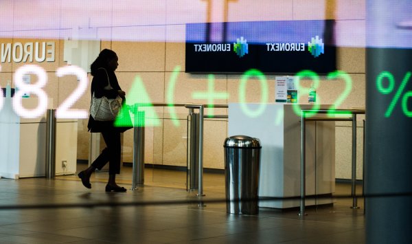 Защита управляет индексами в ЕС, в то время как обязанности пострадают от лекарств и автомобилей