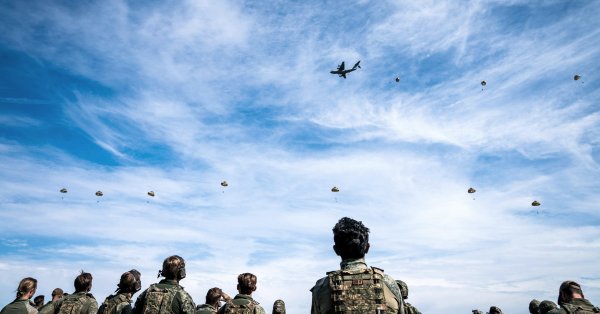 НАТО подняло самолеты, чтобы запечатлеть российских бойцов в Эстонии