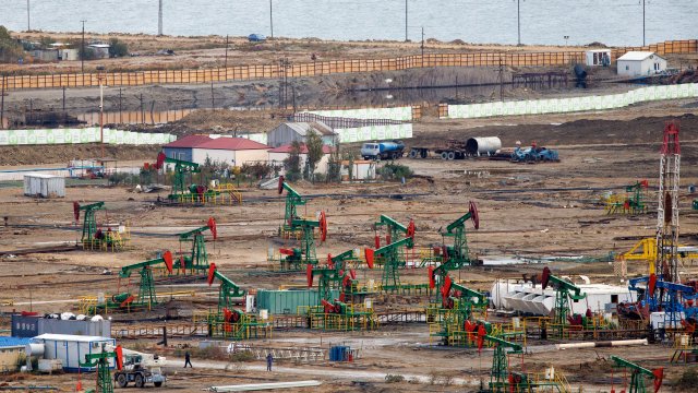 Сокращения рабочей силы встряхивают мировой нефтегазовой отрасли.