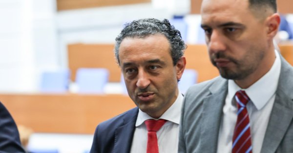 Даниэль Лорер Категорил: Правительство не упадет