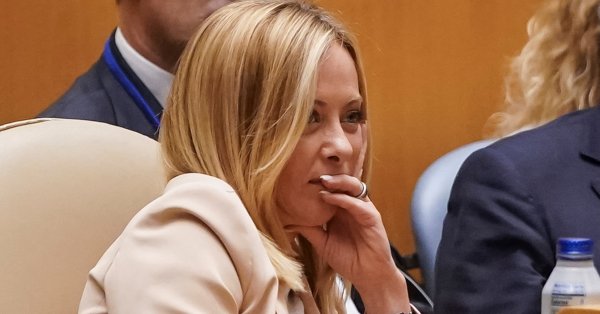 Мелони разговаривает по телефону с Трампом