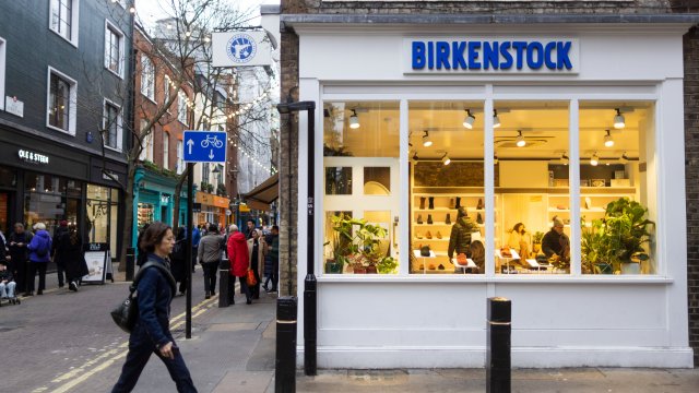 Birkenstock увеличил свой прогноз продаж на фоне сильного спроса на сандалии