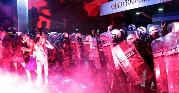 Gendarmerie нападает с шоковыми гранатами и протестующим слезоточивым газом в Новичи