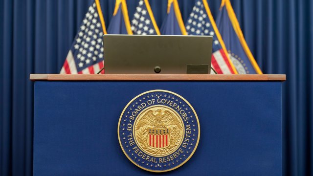 В федеральной резервной системе, смоделированной заседанием ИИ, политическим давлением поляризует правление