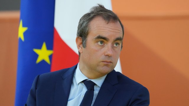 Новый премьер -министр Франции отказался от предложения отменить официальные праздники