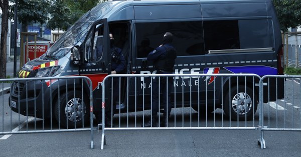 Арестовал человека, который зарезал двух человек в школе во Франции