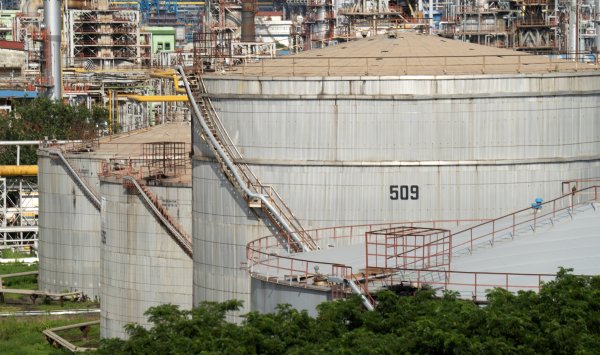 Нефть сохраняет трехдневный рост с акцентом на поставку из России