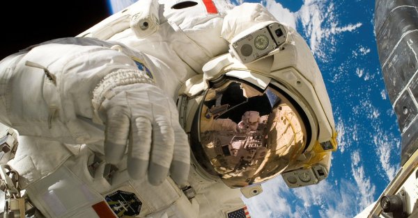 Оригинал: женщина отдала тысячи мужчинам, позирующему в космосе астронавта в космосе