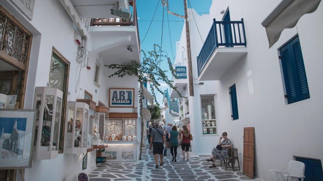 Болгары провели 23 миллиона евро в Грецию этим летом через Revolut