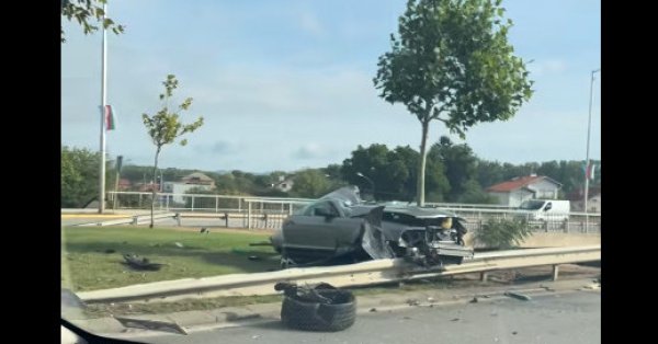 Автомобиль разделен на два на бульваре Botevgradsko Shose в столице. Видео