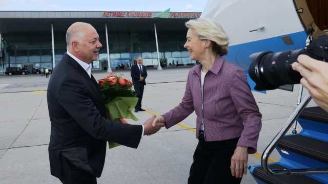 Урсула фон дер Лейн прибыл на один день визита в Болгарию