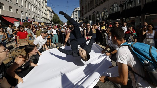 Сотни тысяч протестов против сберегательных мер во Франции