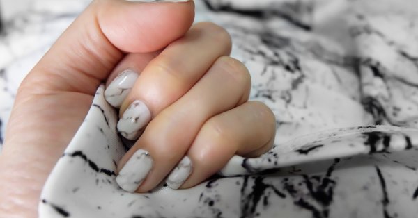 Осенний маникюр - Мраморные ногти являются обязательными