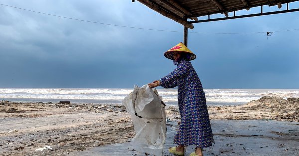 Мощная тайфун Булоэ ударила по побережью Вьетнама, там умерли от фотографий