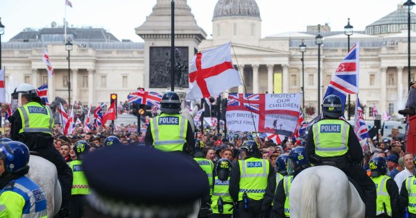 Британцы устали от мигрантов, сотни тысяч «просили страну» в прямом эфире