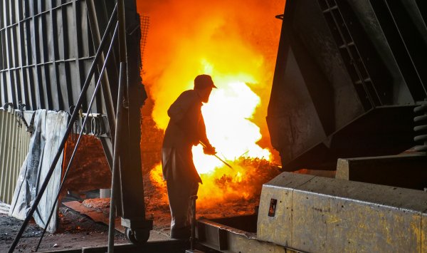 Самый большой шахтер слишком долго держит свой уголь