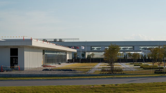 Федеральные агенты задержали 475 человек на фабрике Hyundai в США.