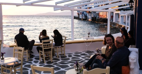 Туристы отвернулись от Санторини и Миконса, направившись в Парос