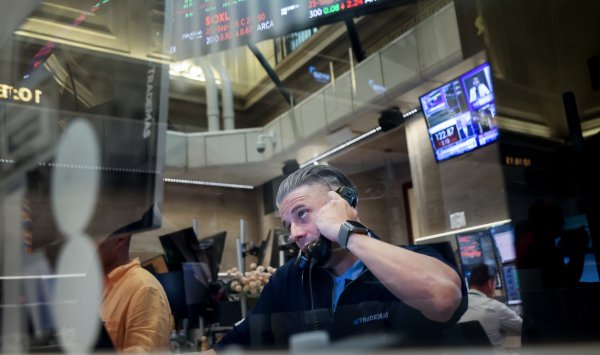 Фондовый рынок рискует исчезает, когда экономический прыжок исчезает