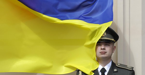 Новый закон позволил молодым украинцам покинуть страну, но повредит ли это армии?