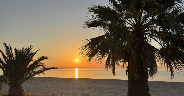 Солнечная погода в остальное в понедельник, градусы между 28 ° и 33 °