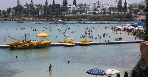 Туристы становятся все более значительными, заведения на Кипре не выживают