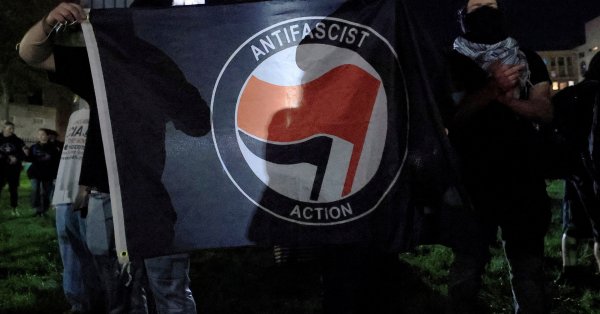 Что такое анти -фа: организация, которая является шипой в глазах Трампа?