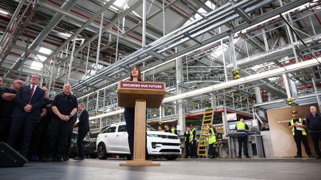 Jaguar Land Rover возобновит часть своего производства после крупной кибератаки