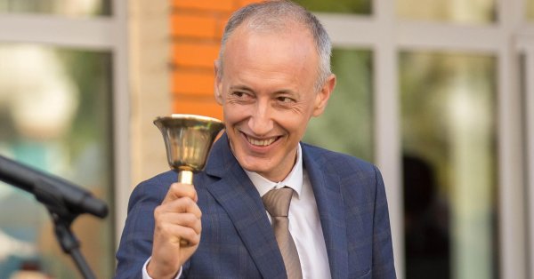 В кадре: Вальчев попал в первый колокол в 119 -й академии. В средней школе Михаила Арнова