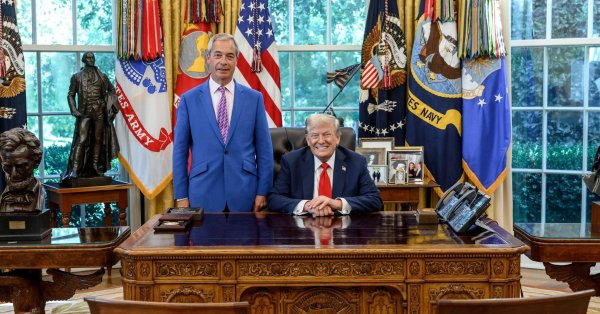 Найджел Фараж встретился с Трампом в Белом доме, показал картину