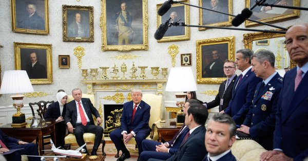 Трамп показал больше золотых украшений, чтобы «сделать» видео овального шкафа