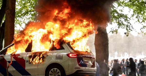 Полиция в Нидерландах сталкивается с антииммиграционными протестами на фотографиях Гаага