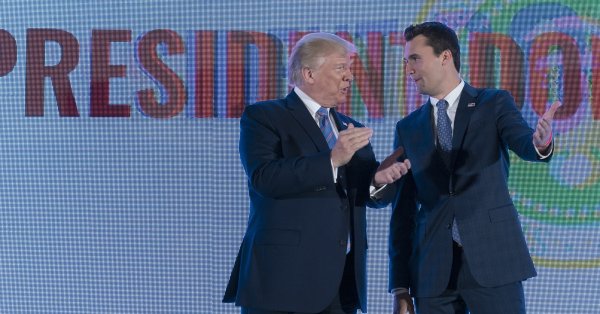 Трамп в ярости, Чарли Кирк, который снялся публично, вдохнул видео