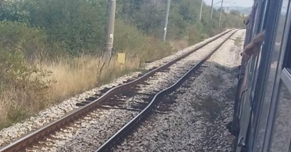 Поезд из Пловдива до Софии остановился в середине поля из -за «свернутых» рельсов