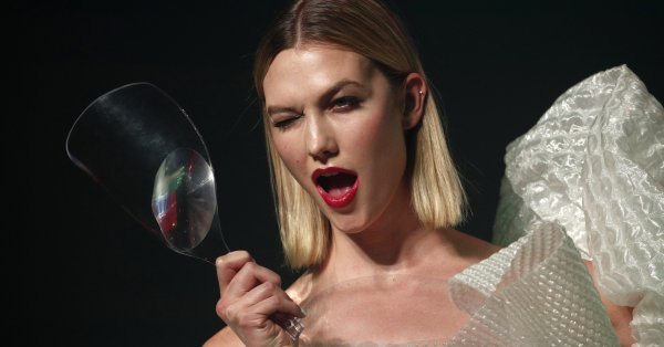 Карли Клосс родила своего третьего ребенка