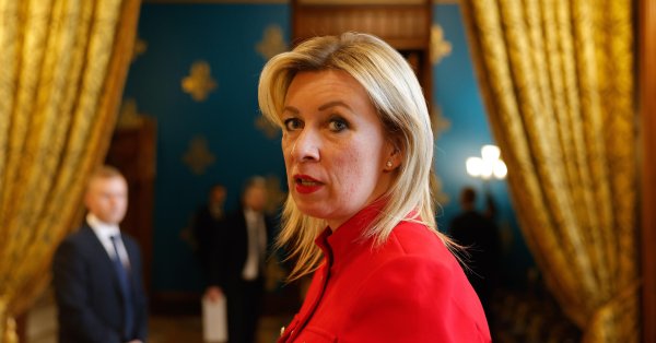 Zakharova Ironic: давайте также украли бумажные карты из самолета Урсулы