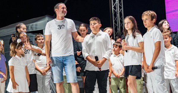 Донни и Бон-Бон представляют гимн любви к Софии Саммер Фестиваля