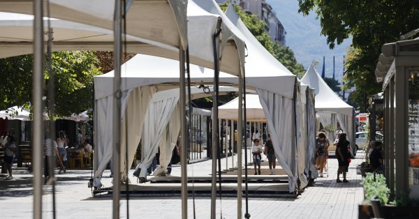 Книжный переулок в Софии начинается