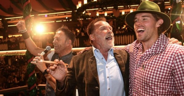 Schwarzenegger проводит оркестр в палатке с октоберфестом в пивной палатке Октоберфеста
